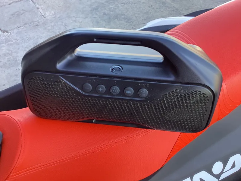 Slide: The Image of Sea-Doo Spark Trixx for 3 iBR and Audio in option 2026 - 7