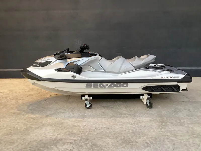The Image of Sea-Doo GTX Limited 300 iDF Tech Package 2024 - 1