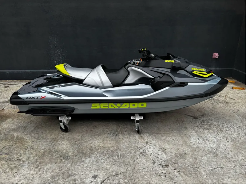 Slide: The Image of Sea-Doo RXT-X 325 Tech Package 2025 - 3