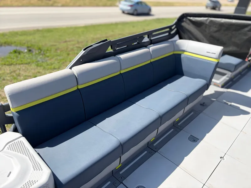 Slide: The Image of Sea-Doo Switch Cruise Limited 21 - 230 hp 2024 - 6