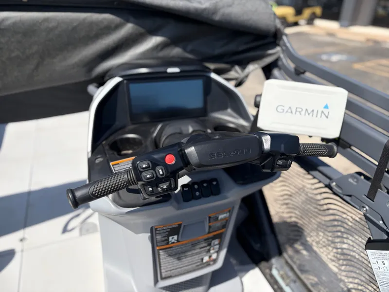 Slide: The Image of Sea-Doo Switch Cruise Limited 21 - 230 hp 2024 - 7