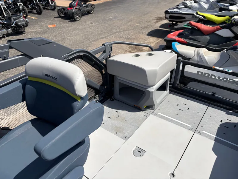 Slide: The Image of Sea-Doo Switch Cruise Limited 21 - 230 hp 2024 - 8