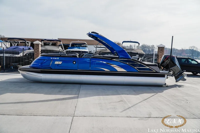 The Image of 2025 Bennington 25QXSBA pontoon boat in vibrant blue at Lake Norman Marina. - 1