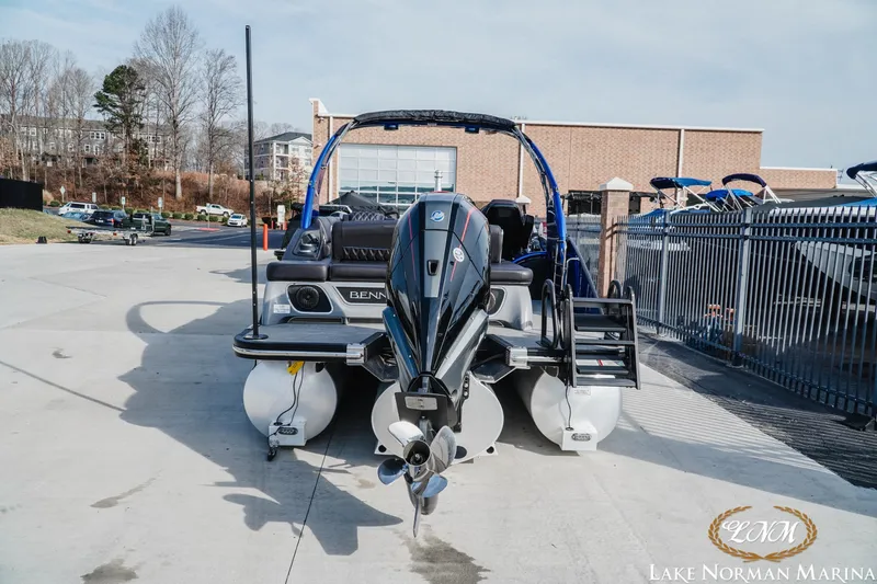 Slide: The Image of 2025 Bennington 25QXSBA pontoon boat at Lake Norman Marina. - 5