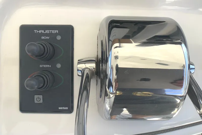 Slide: The Image of Control panel and throttle of 2007 Sea Ray 52 Sedan Bridge yacht. - 22