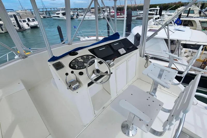 Slide: The Image of Helm of 2000 Ocean Yachts 40 Super Sport with marina view. - 22