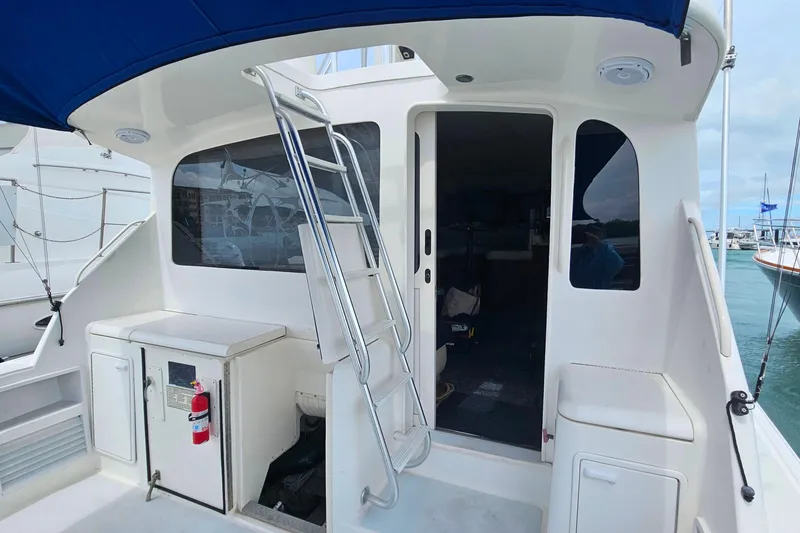 Slide: The Image of 2000 Ocean Yachts 40 Super Sport boat deck with ladder and storage compartments. - 33