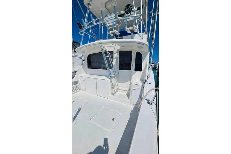 Slide: The Image of 2000 Ocean Yachts 40 Super Sport boat deck with ladder and seating area. - 98