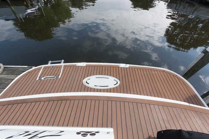 Slide: The Image of Larson Cabrio 330 Day Cruiser 2009 on calm water. - 10