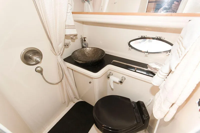 Slide: The Image of Interior of Larson Cabrio 330 Day Cruiser 2009, elegant bathroom design. - 16