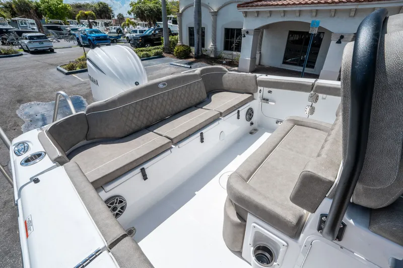 Slide: The Image of Sea Hunt Ultra 255 SE 2026 - 10