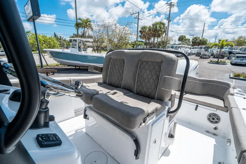 Slide: The Image of Sea Hunt Ultra 255 SE 2026 - 18