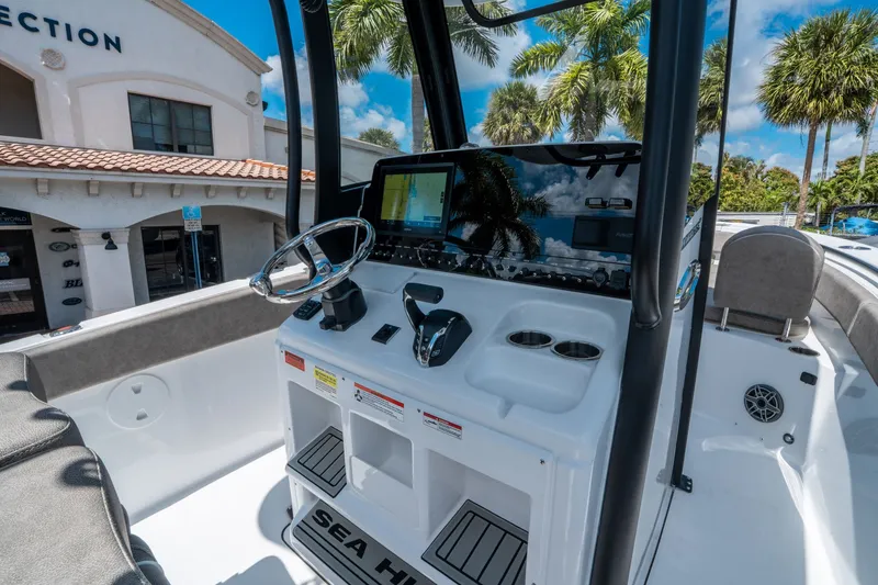 Slide: The Image of Sea Hunt Ultra 255 SE 2026 - 16