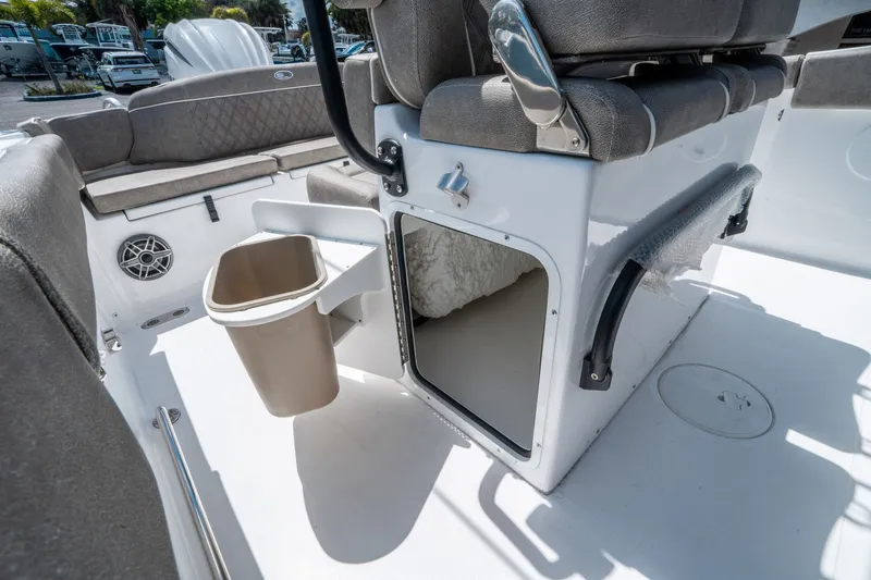 Slide: The Image of Sea Hunt Ultra 255 SE 2026 - 19