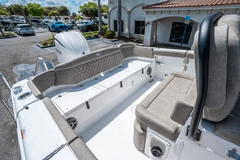 Slide: The Image of Sea Hunt Ultra 255 SE 2026 - 11