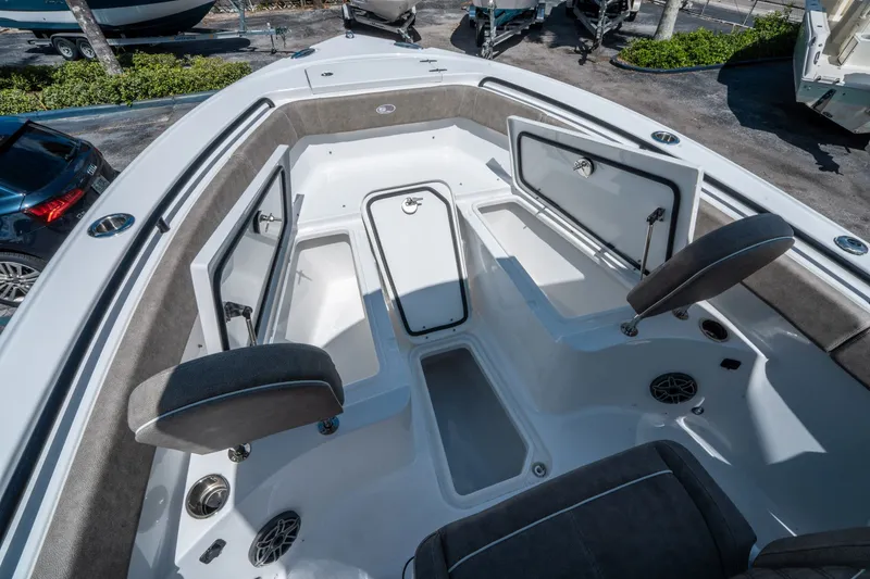 Slide: The Image of Sea Hunt Ultra 255 SE 2026 - 25