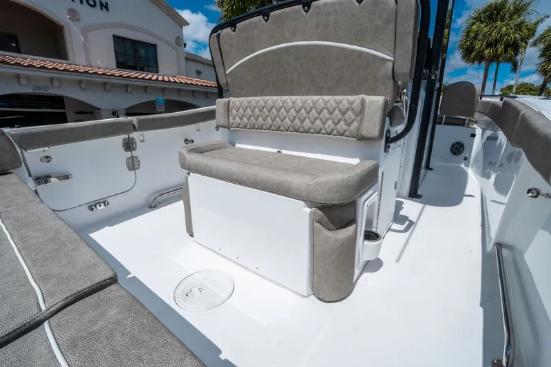 Slide: The Image of Sea Hunt Ultra 255 SE 2026 - 13