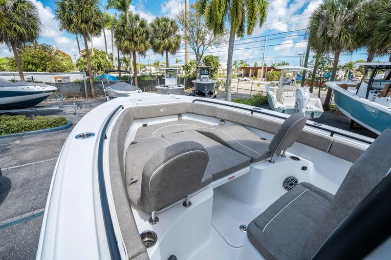 Slide: The Image of Sea Hunt Ultra 255 SE 2026 - 22