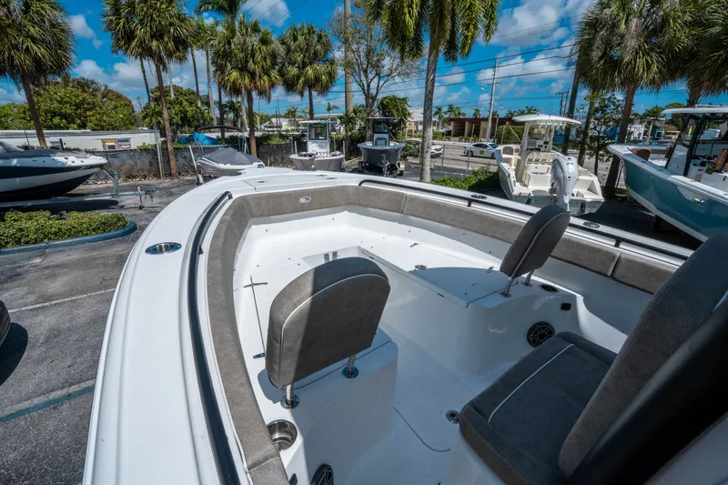 Slide: The Image of Sea Hunt Ultra 255 SE 2026 - 24