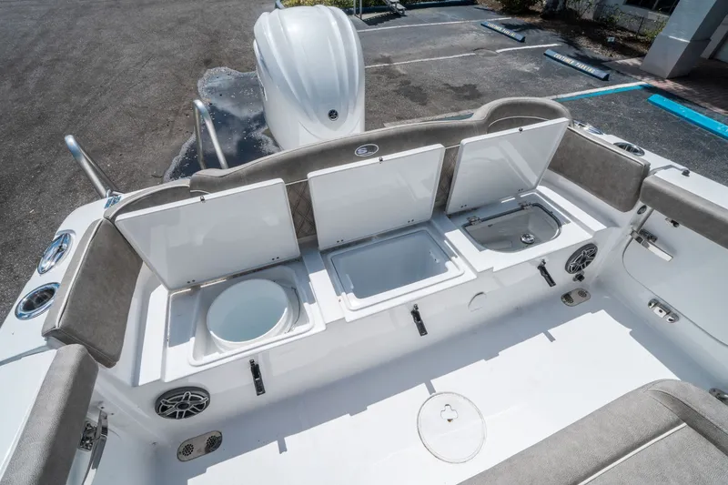 Slide: The Image of Sea Hunt Ultra 255 SE 2026 - 12