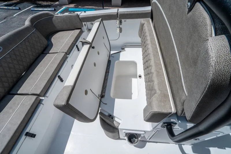 Slide: The Image of Sea Hunt Ultra 255 SE 2026 - 14