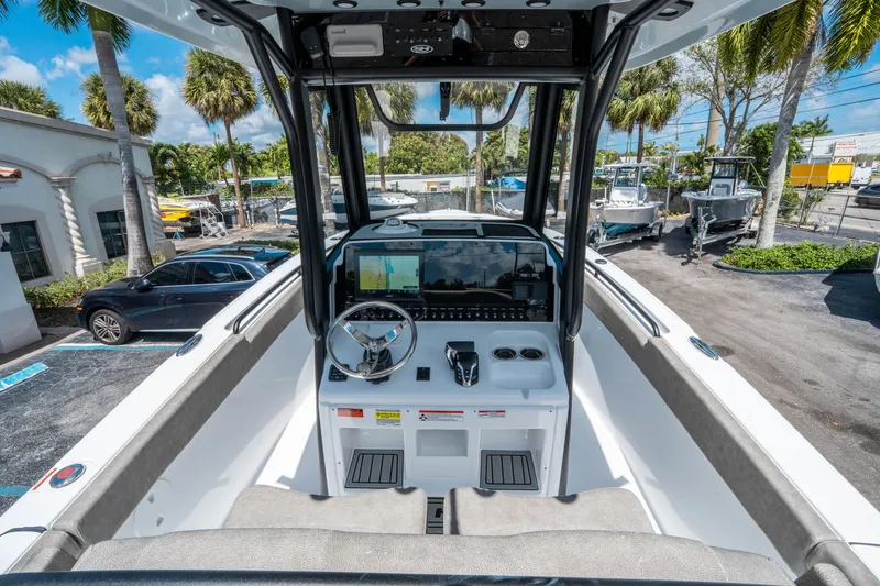 Slide: The Image of Sea Hunt Ultra 255 SE 2026 - 15