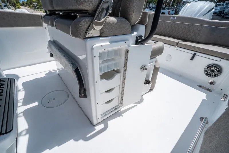 Slide: The Image of Sea Hunt Ultra 255 SE 2026 - 20