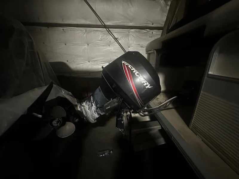 Slide: The Image of 2006 Sylvan 8522 Mirage Cruise RE with Mercury outboard motor. - 10