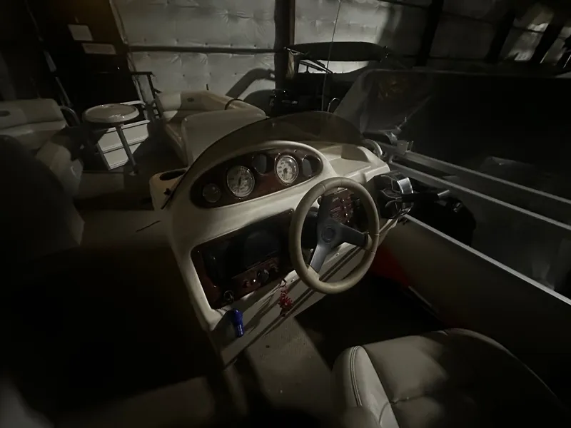 Slide: The Image of Interior of a 2006 Sylvan 8522 Mirage Cruise RE boat. - 6