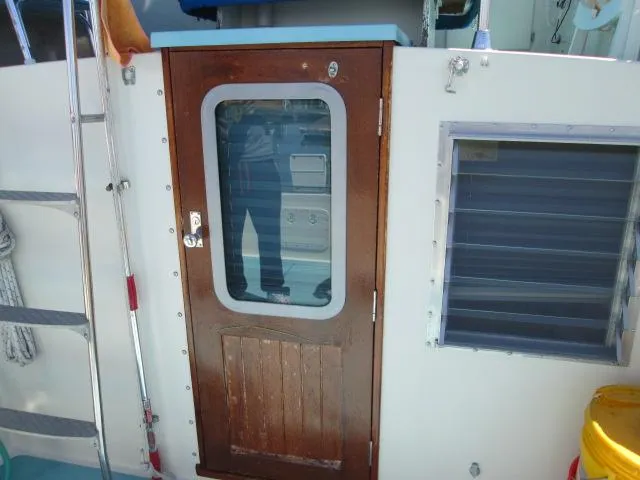 Slide: The Image of Wooden door on a 1976 Tollycraft 26 Sedan boat. - 31