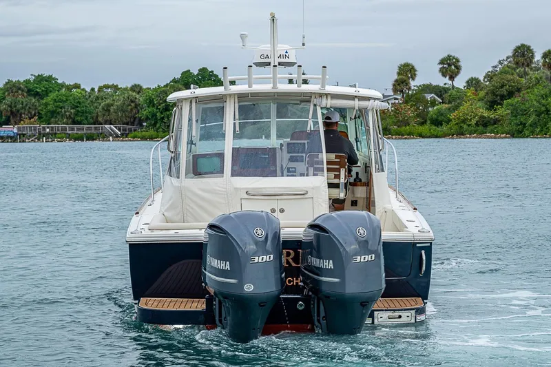 Slide: The Image of 2019 Hunt Yachts Surfhunter 32 with twin Yamaha 300 engines cruising on water. - 6