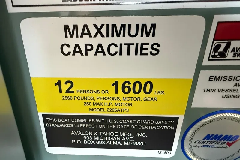 Slide: The Image of Capacity label for Avalon Venture Quad Lounge 2026, 12 persons or 1600 lbs, 250 HP motor. - 10