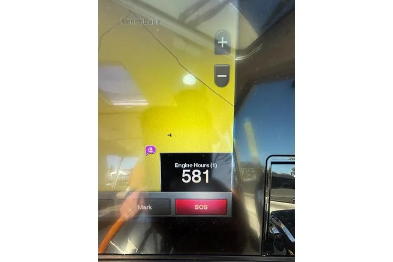 Slide: The Image of Display screen showing 581 engine hours on a 2018 Back Cove 30 boat. - 20