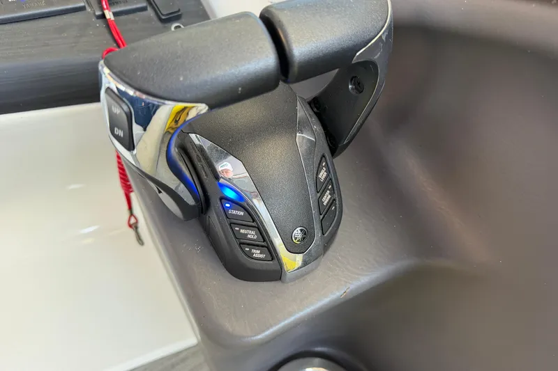 Slide: The Image of Throttle control panel of 2023 Bennington QX 30 QXFBWA X2 Wide Beam boat. - 13