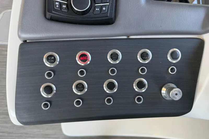 Slide: The Image of Control panel of 2023 Bennington QX 30 QXFBWA X2 Wide Beam boat. - 16