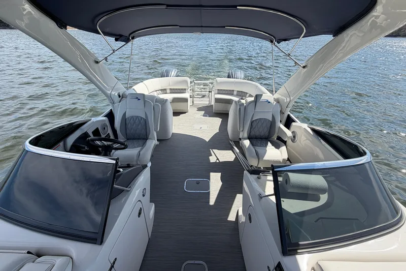 Slide: The Image of 2023 Bennington QX 30 QXFBWA X2 Wide Beam luxury pontoon boat on water. - 39