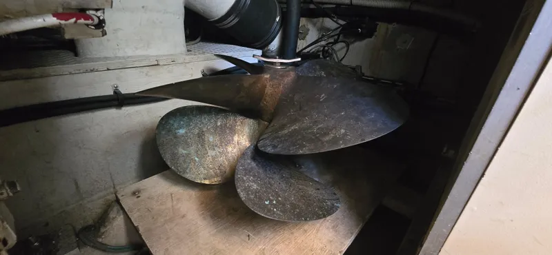 Slide: The Image of Propeller of 1999 Sea Ray 50 Sundancer in engine room. - 23