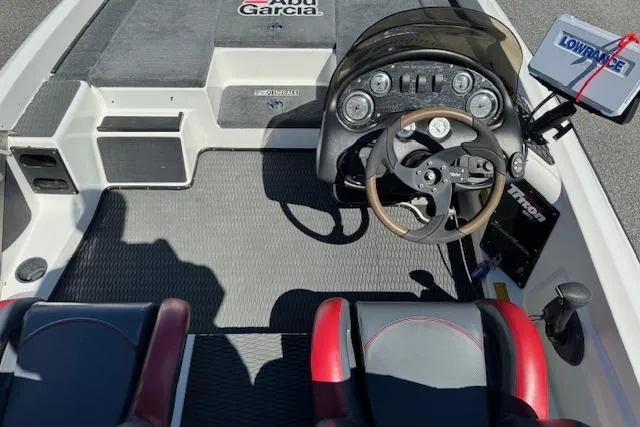 Slide: The Image of 2004 Triton Tr-186 SC boat interior with steering wheel and navigation system. - 11