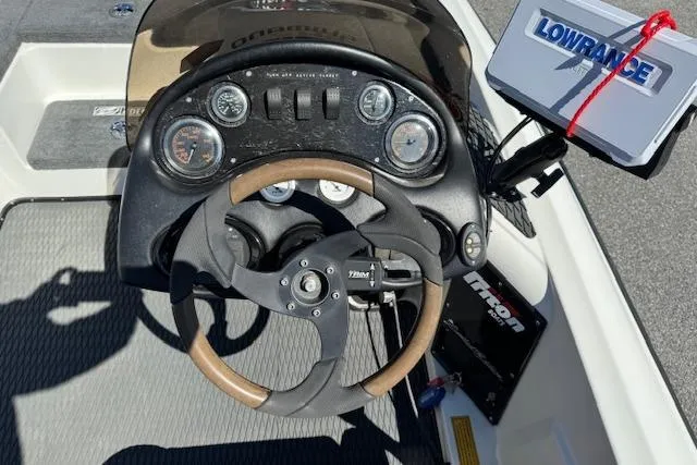 Slide: The Image of 2004 Triton Tr-186 SC boat dashboard with steering wheel and Lowrance device. - 12