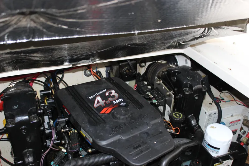 Slide: The Image of Engine compartment of 2005 Sea Ray Sundancer 280 with MerCruiser 4.3 MPI engine. - 18