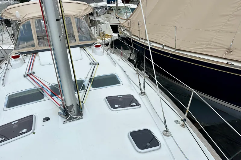 Slide: The Image of 2005 Beneteau Oceanis Clipper 423 sailboat deck with rigging and hatches in marina. - 9
