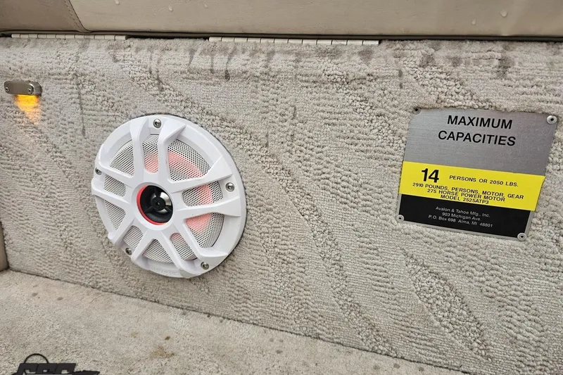 Slide: The Image of 2012 Tahoe Pontoon Vision 25' capacity label and speaker detail. - 29