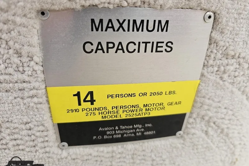 Slide: The Image of 2012 Tahoe Pontoon Vision 25' capacity plate, 14 persons or 2050 lbs limit. - 30