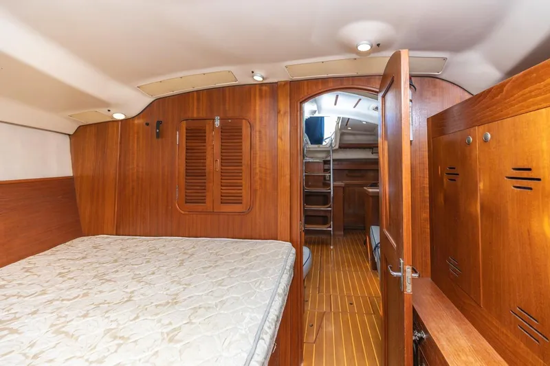 Slide: The Image of Interior of 2000 Hunter Passage 420 yacht with wooden furnishings and cozy cabin. - 23