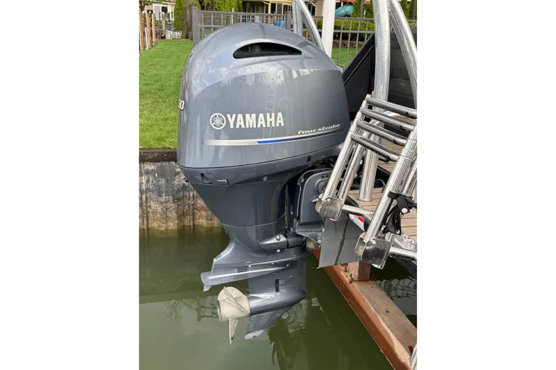 Slide: The Image of Yamaha outboard motor on Viaggio Diamante 23 U, 2022 model, docked by water. - 17