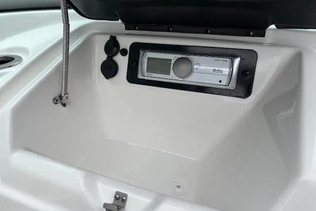 Slide: The Image of 2015 Yamaha Boats SX192 dashboard with stereo system and controls. - 12