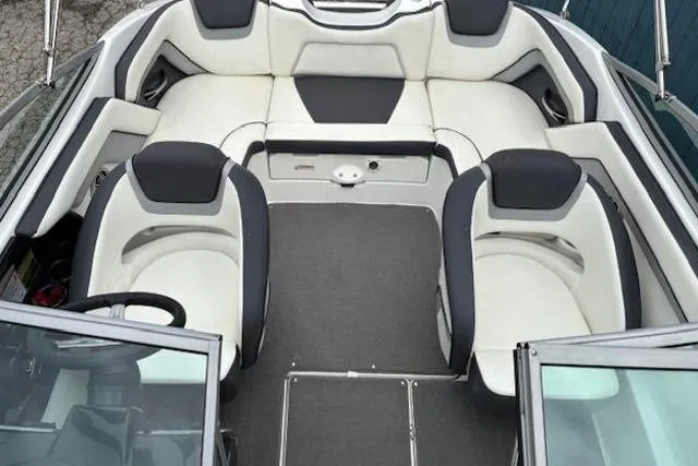 Slide: The Image of 2015 Yamaha Boats SX192 interior with white and black seating, open cockpit view. - 18