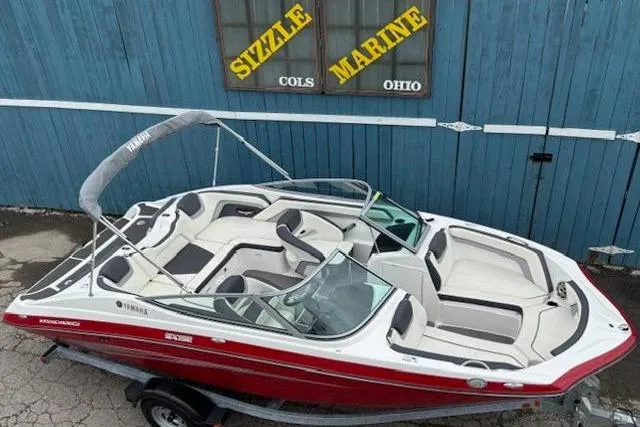 Slide: The Image of 2015 Yamaha Boats SX192 in red, parked at Sizzle Marine, Ohio. - 6