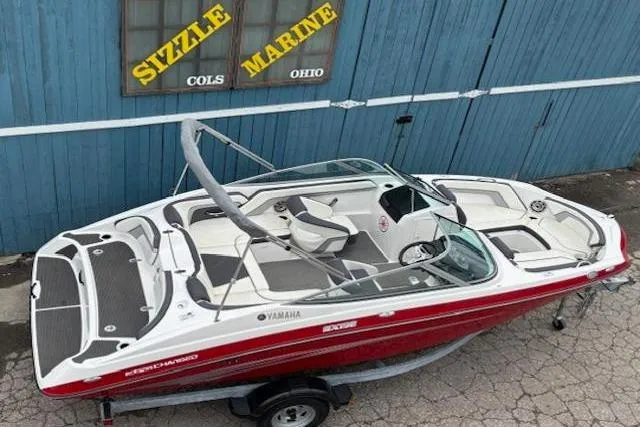 Slide: The Image of 2015 Yamaha Boats SX192 in red and white, parked at Sizzle Marine, Ohio. - 7