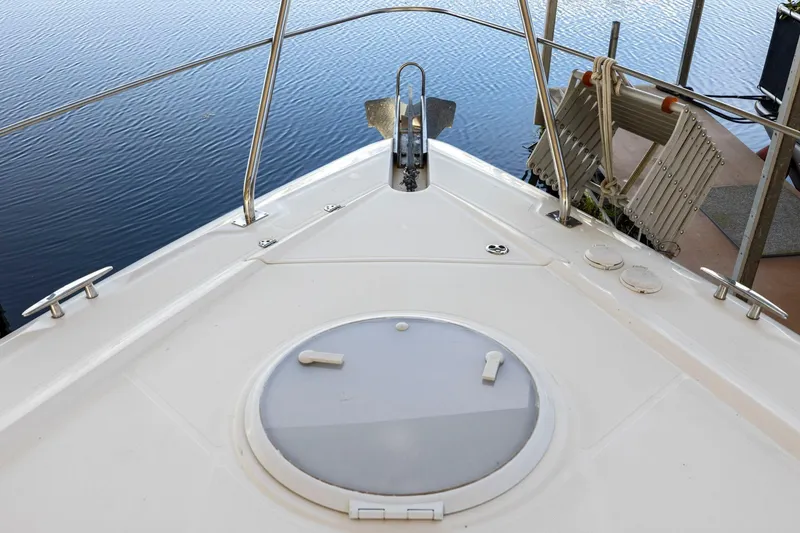 Slide: The Image of Bow view of 2008 Cruisers Yachts 447 Sport Sedan, featuring deck hatch and railing. - 37